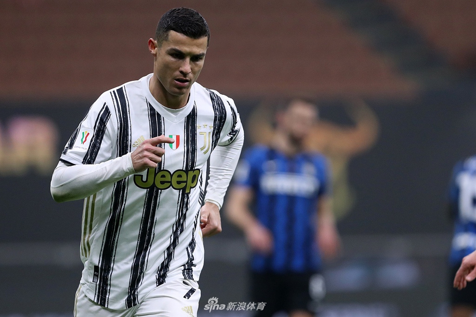 مباراة برشلونة وإنتر ميلانمواجهة تاريخية بين عمالقة الكرة الأوروبية